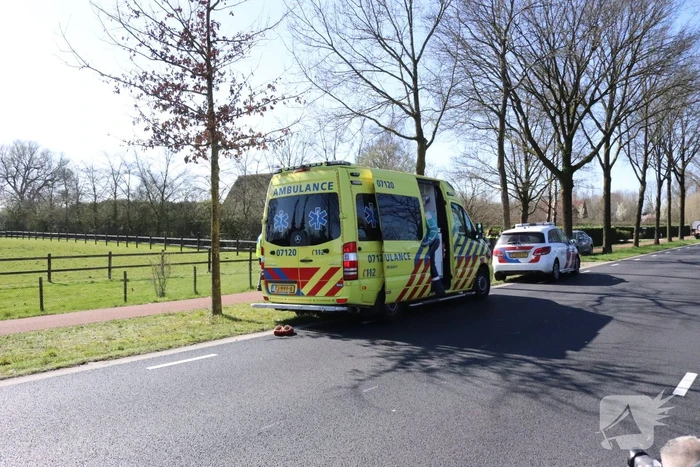Twee fietsers botsen op fietspad