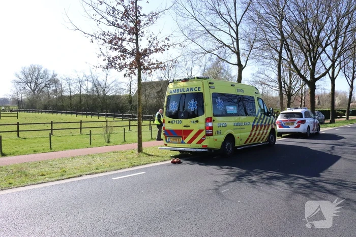 Twee fietsers botsen op fietspad