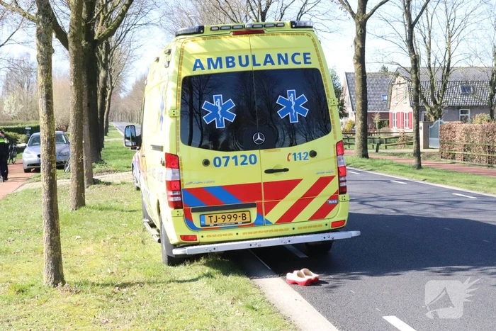 Twee fietsers botsen op fietspad