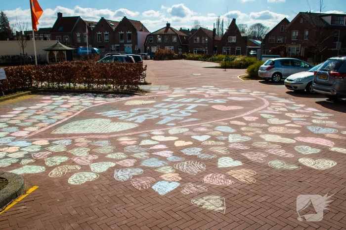 Enorme krijttekening op parkeerterrein verzorgingstehuis voor eenzame ouderen
