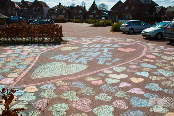 Enorme krijttekening op parkeerterrein verzorgingstehuis voor eenzame ouderen