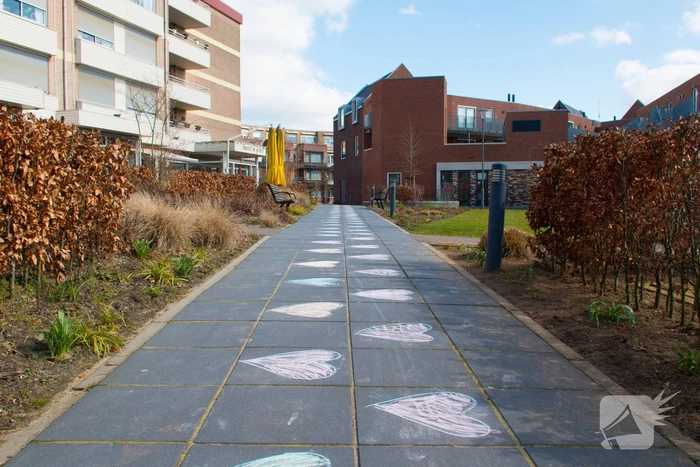 Enorme krijttekening op parkeerterrein verzorgingstehuis voor eenzame ouderen