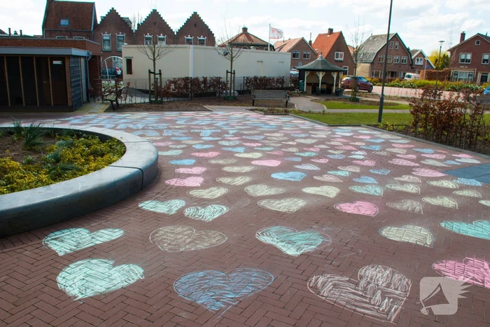 Enorme krijttekening op parkeerterrein verzorgingstehuis voor eenzame ouderen