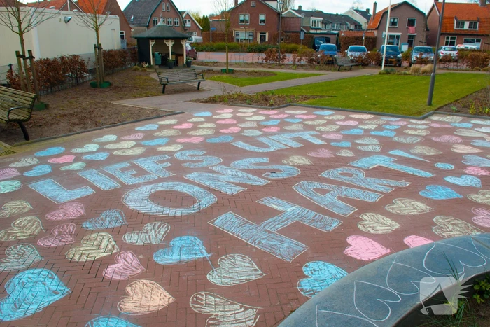 Enorme krijttekening op parkeerterrein verzorgingstehuis voor eenzame ouderen