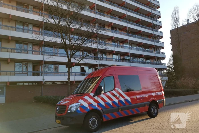 Bewoners tot hun enkels in het water
