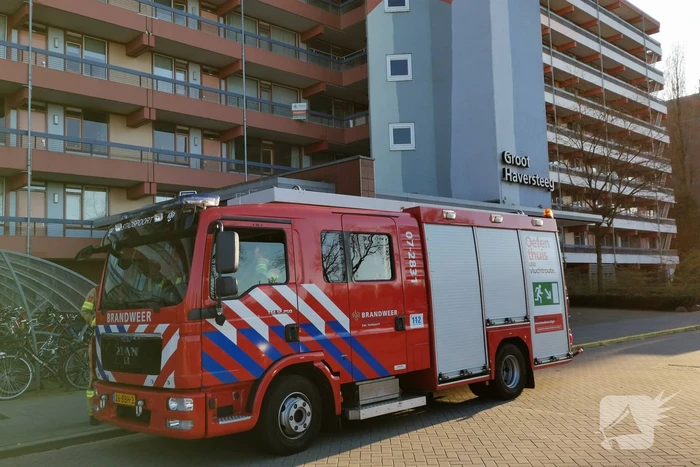 Bewoners tot hun enkels in het water