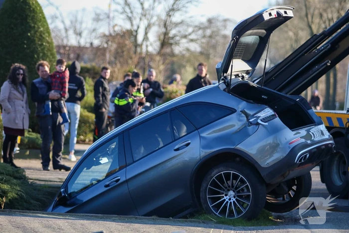 Dure Mercedes MPV belandt in sloot na botsing