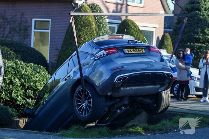 Dure Mercedes MPV belandt in sloot na botsing