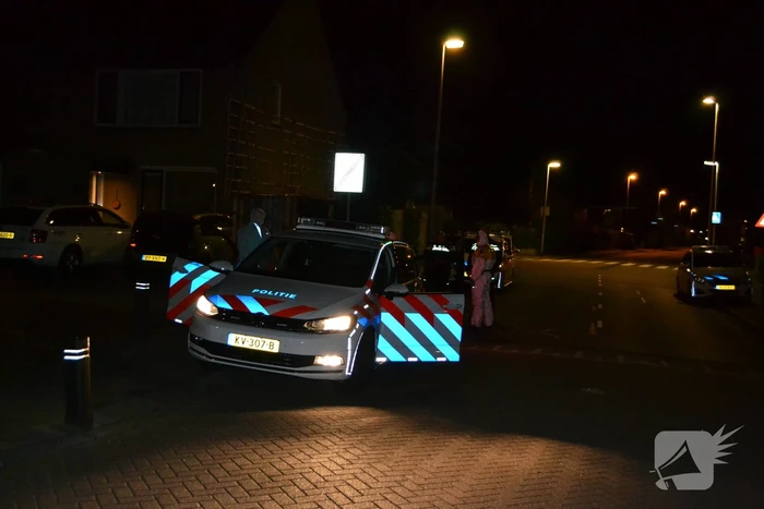 Veel agenten in witte pakken bij woning