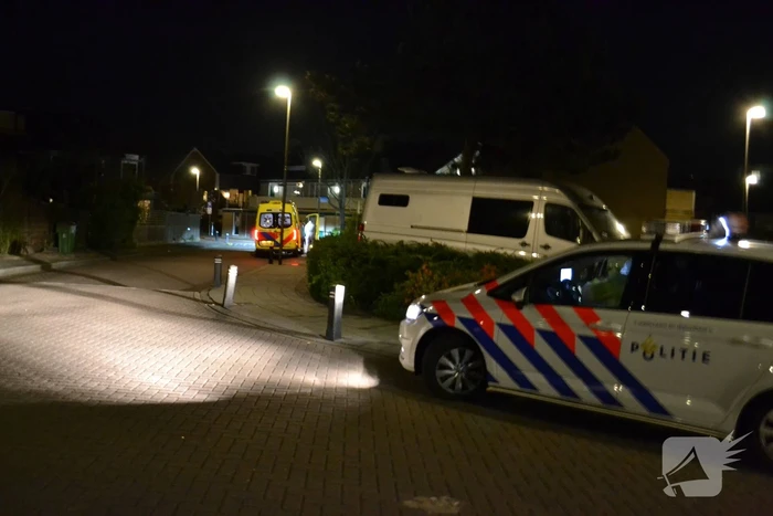 Veel agenten in witte pakken bij woning
