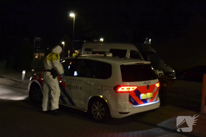 Veel agenten in witte pakken bij woning
