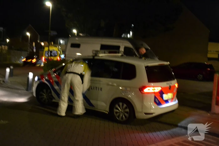 Veel agenten in witte pakken bij woning