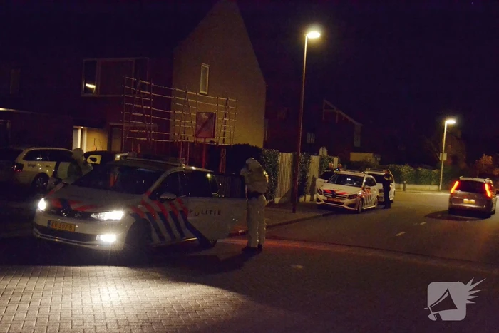 Veel agenten in witte pakken bij woning