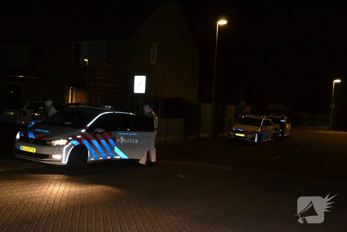 Veel agenten in witte pakken bij woning