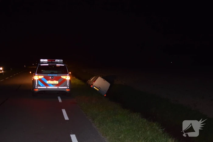 Bestelbus belandt in diepe greppel