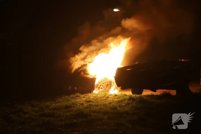 Uitslaande brand verwoest auto