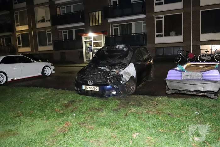 Uitslaande brand verwoest auto