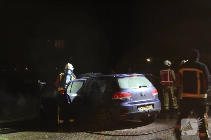 Uitslaande brand verwoest auto