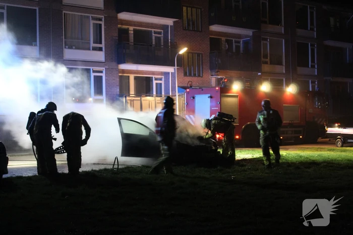 Uitslaande brand verwoest auto