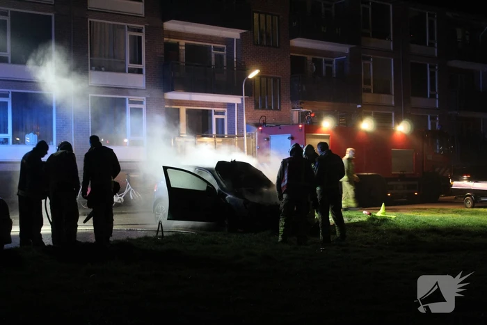 Uitslaande brand verwoest auto