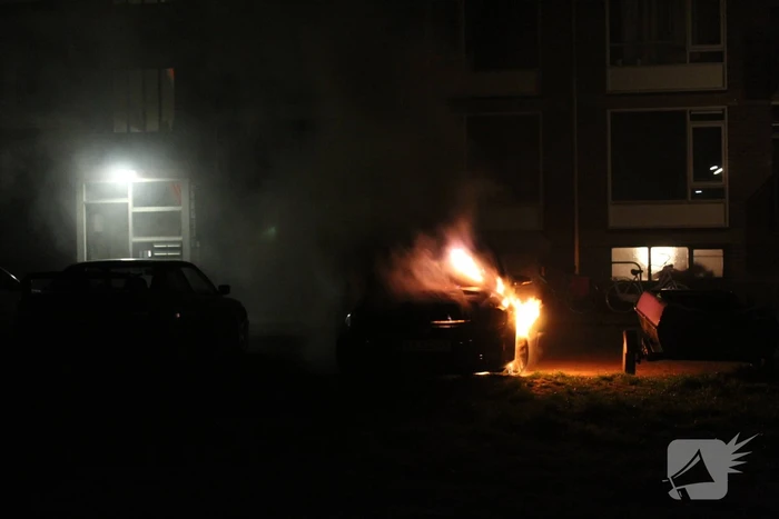 Uitslaande brand verwoest auto