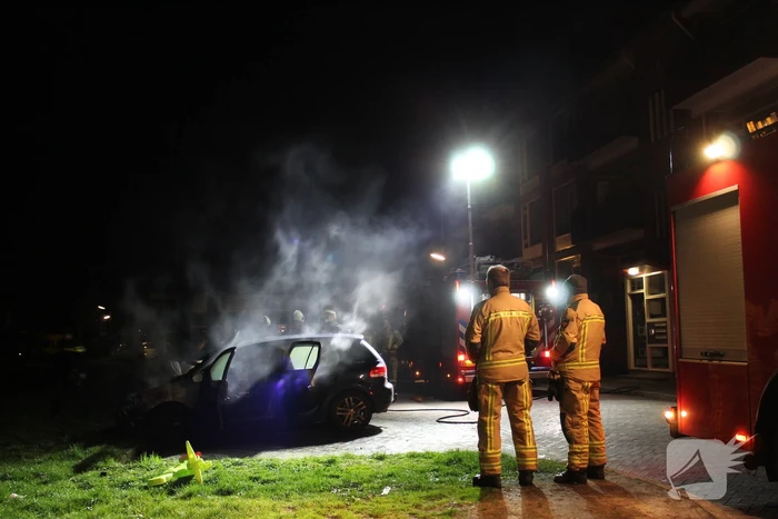 Uitslaande brand verwoest auto