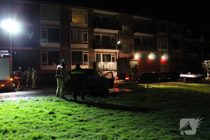Uitslaande brand verwoest auto
