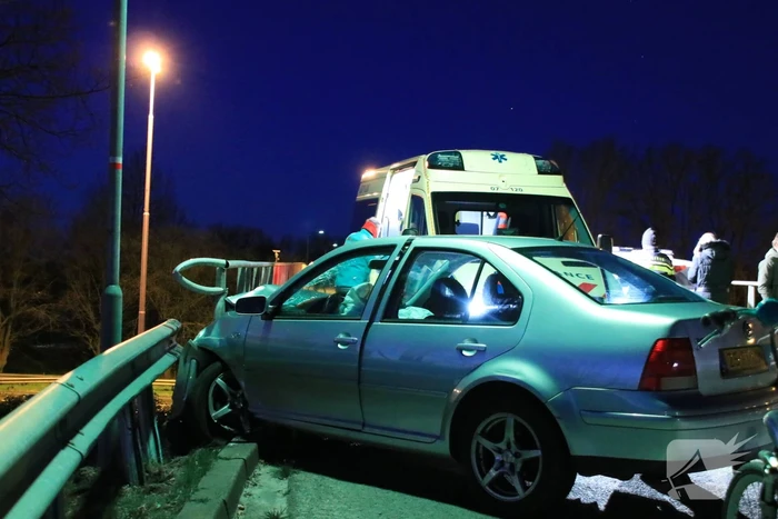 Dronken bestuurder belandt tegen hekwerk op viaduct