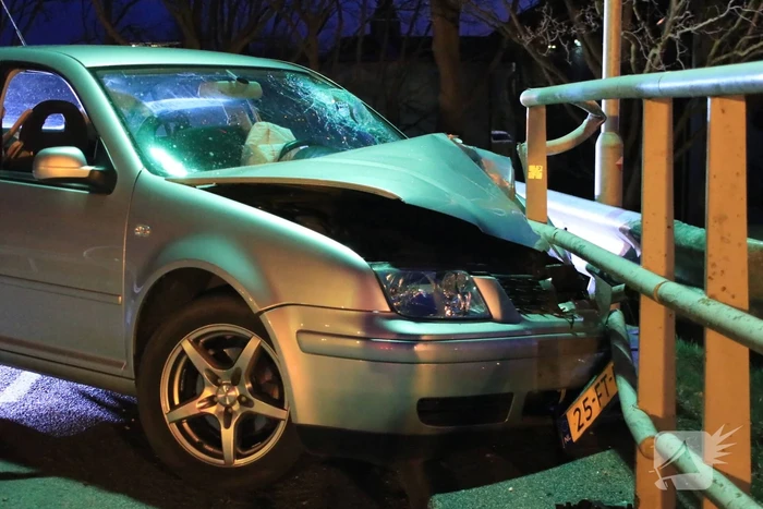Dronken bestuurder belandt tegen hekwerk op viaduct