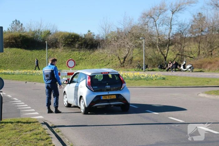 Toegangswegen richting zee op slot door coronavirus