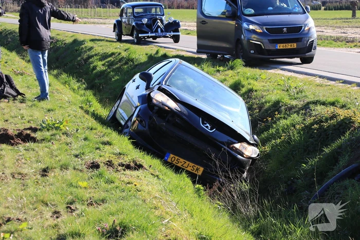 Auto belandt in de sloot