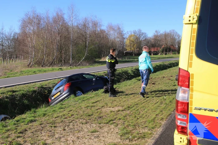 Auto belandt in de sloot