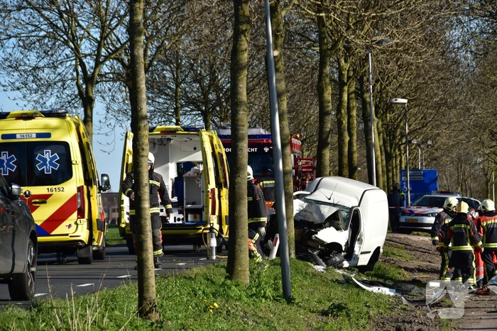 Bestelbus crasht frontaal tegen boom