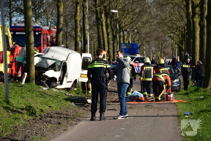 Bestelbus crasht frontaal tegen boom
