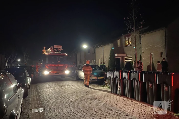 Brand in schoorsteenpijp van palletkachel achter woning