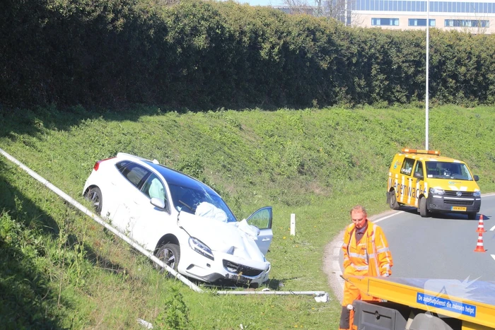 Auto vliegt uit de bocht en belandt op geluidswal