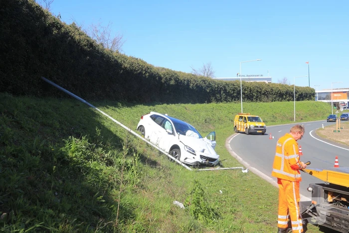 Auto vliegt uit de bocht en belandt op geluidswal