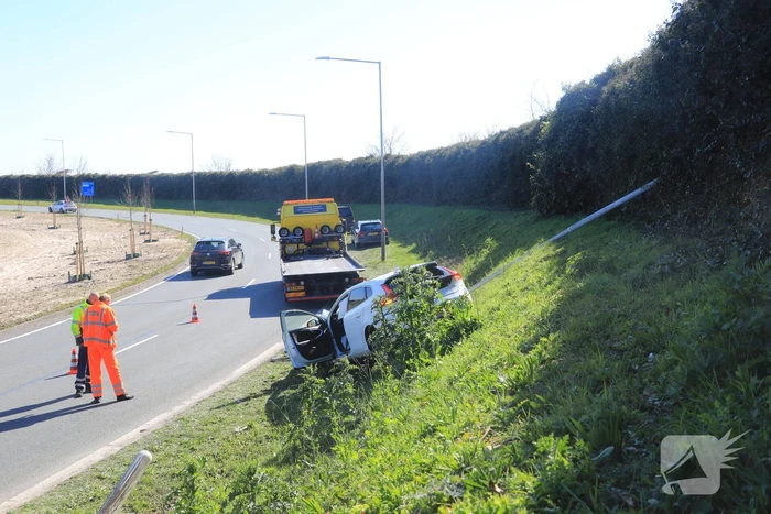 Auto vliegt uit de bocht en belandt op geluidswal
