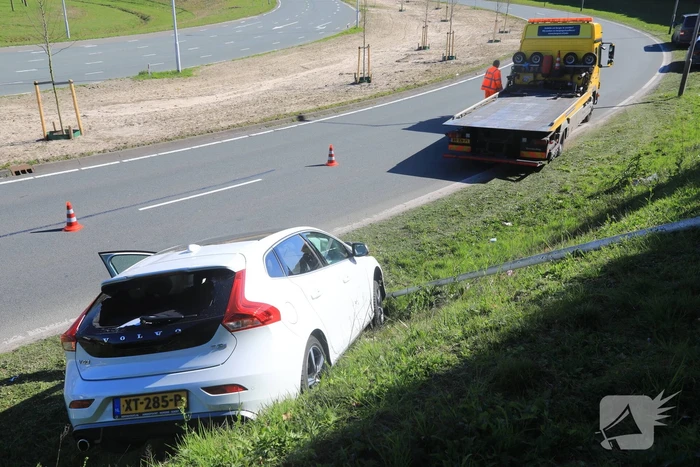Auto vliegt uit de bocht en belandt op geluidswal