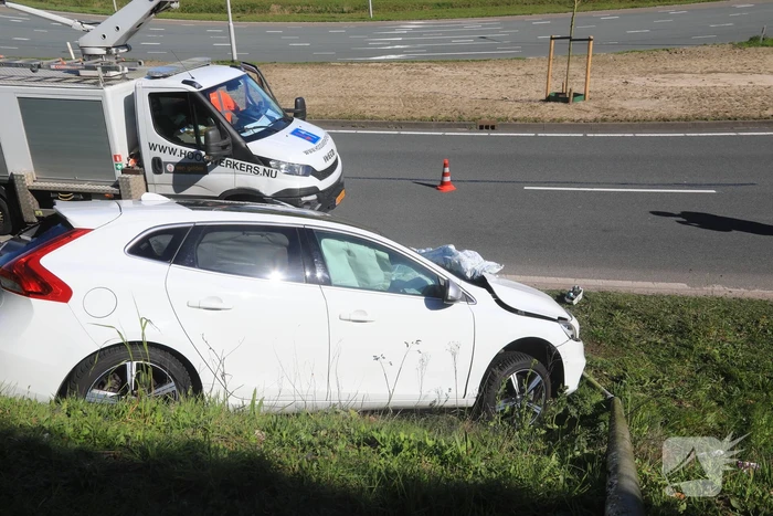 Auto vliegt uit de bocht en belandt op geluidswal
