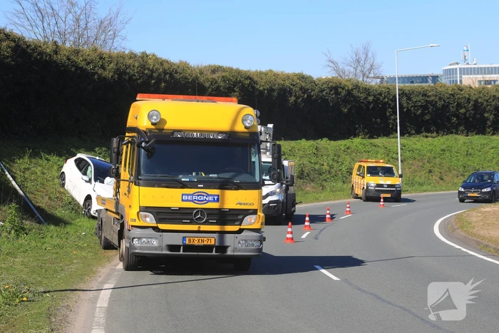 Auto vliegt uit de bocht en belandt op geluidswal