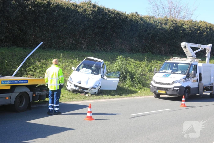 Auto vliegt uit de bocht en belandt op geluidswal