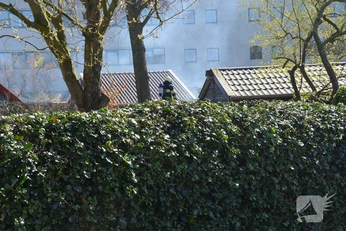 Veel rook bij brand in achtertuin