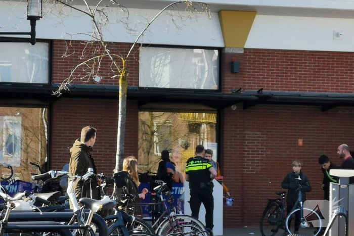 Kind haalt wiel van andere fiets af