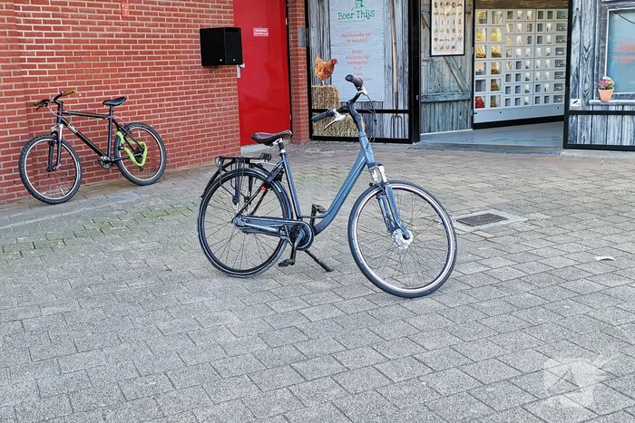 Kind haalt wiel van andere fiets af