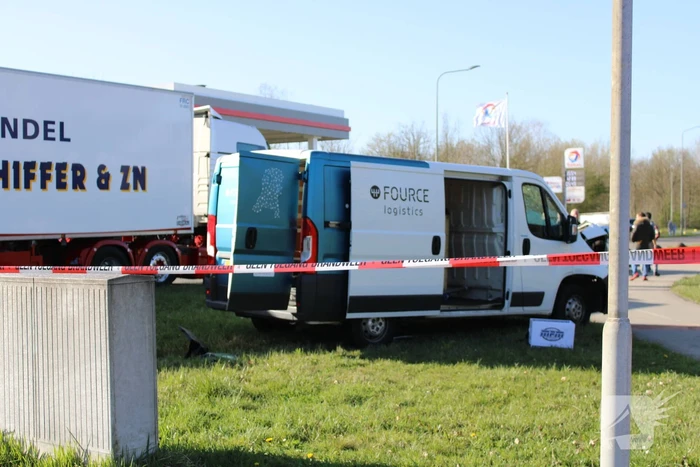 Vrachtwagen ramt bestelbus