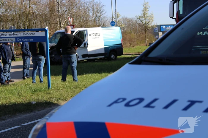 Vrachtwagen ramt bestelbus