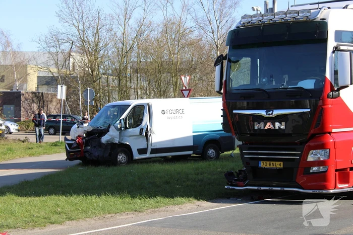 Vrachtwagen ramt bestelbus