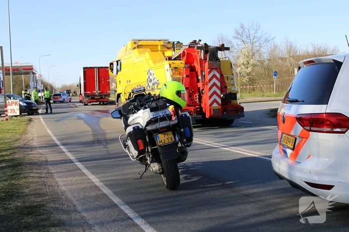 Vrachtwagen ramt bestelbus