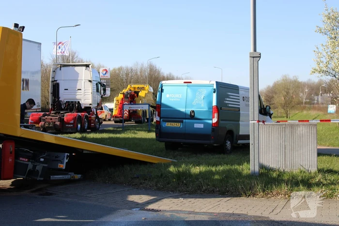 Vrachtwagen ramt bestelbus